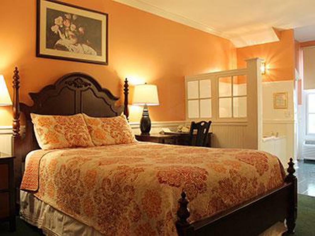 County Clare Inn Milwaukee Room photo