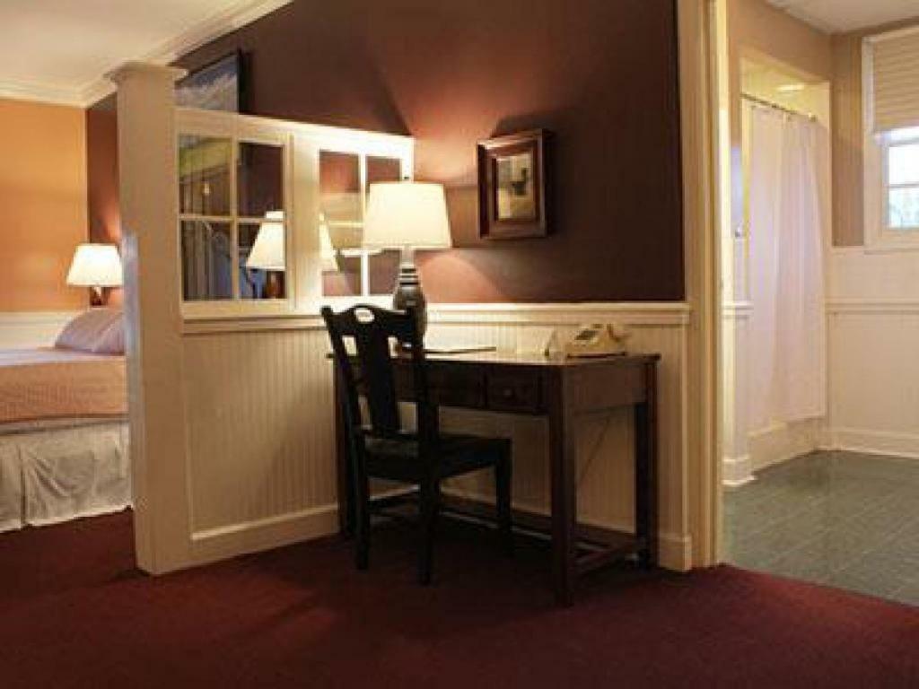 County Clare Inn Milwaukee Room photo