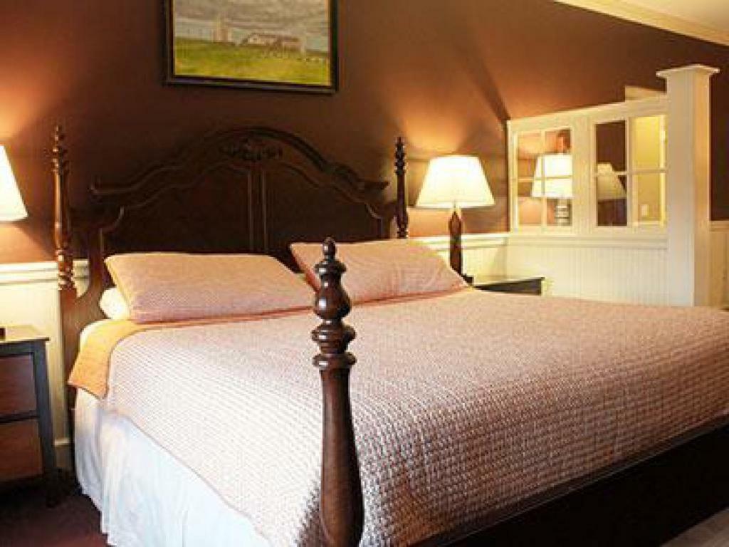 County Clare Inn Milwaukee Room photo