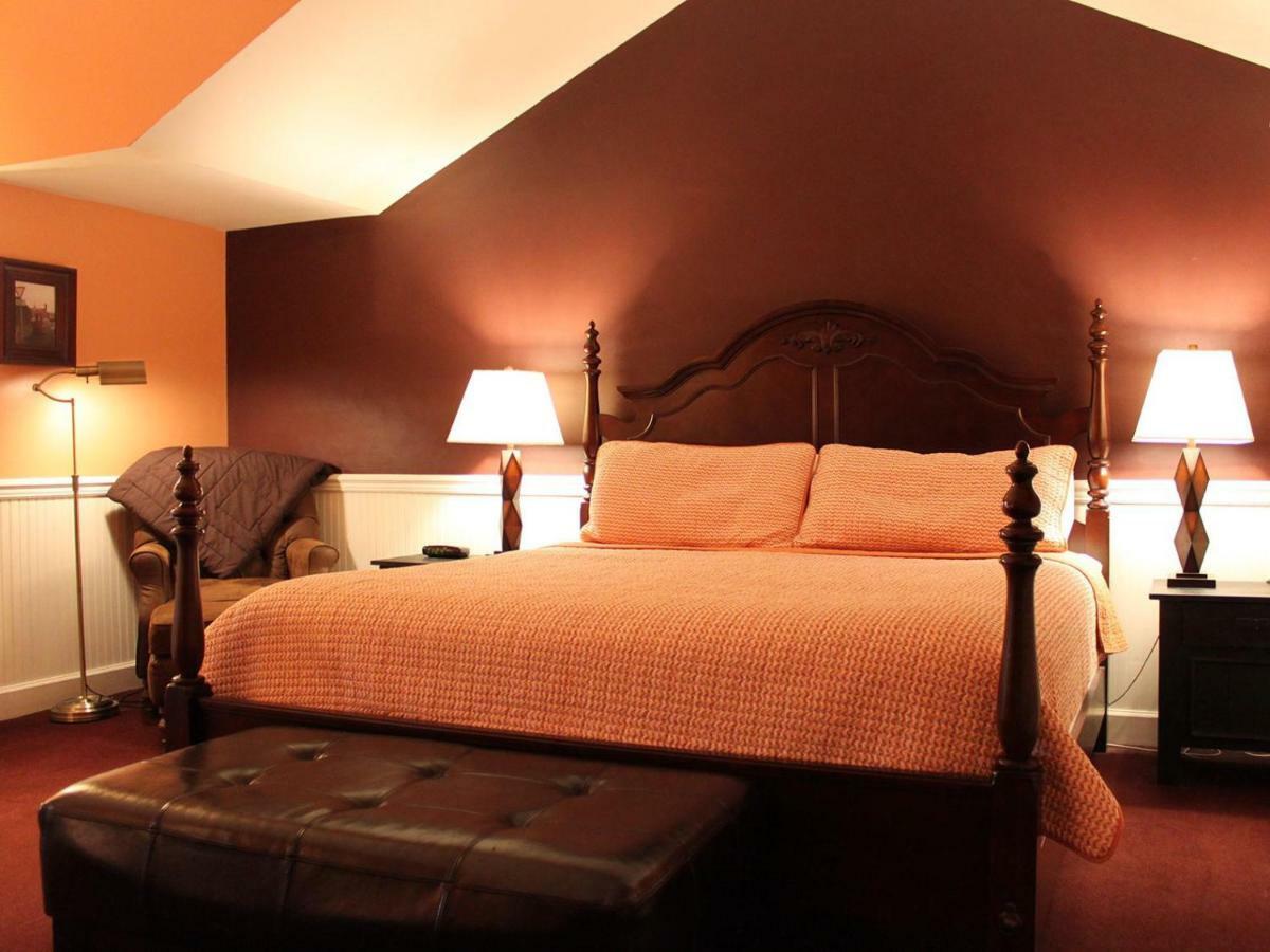 County Clare Inn Milwaukee Room photo